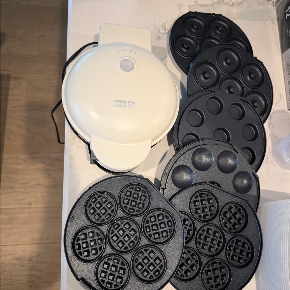 Dash MultiMaker Treat Maker, mini donuts, waffles and donut holes